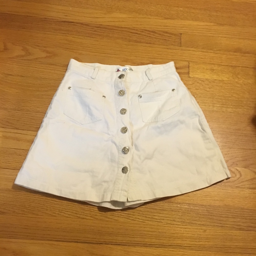 WHITE SHORTS/SKIRT. SKORT WITH BUTTONS - Picture 2 of 8